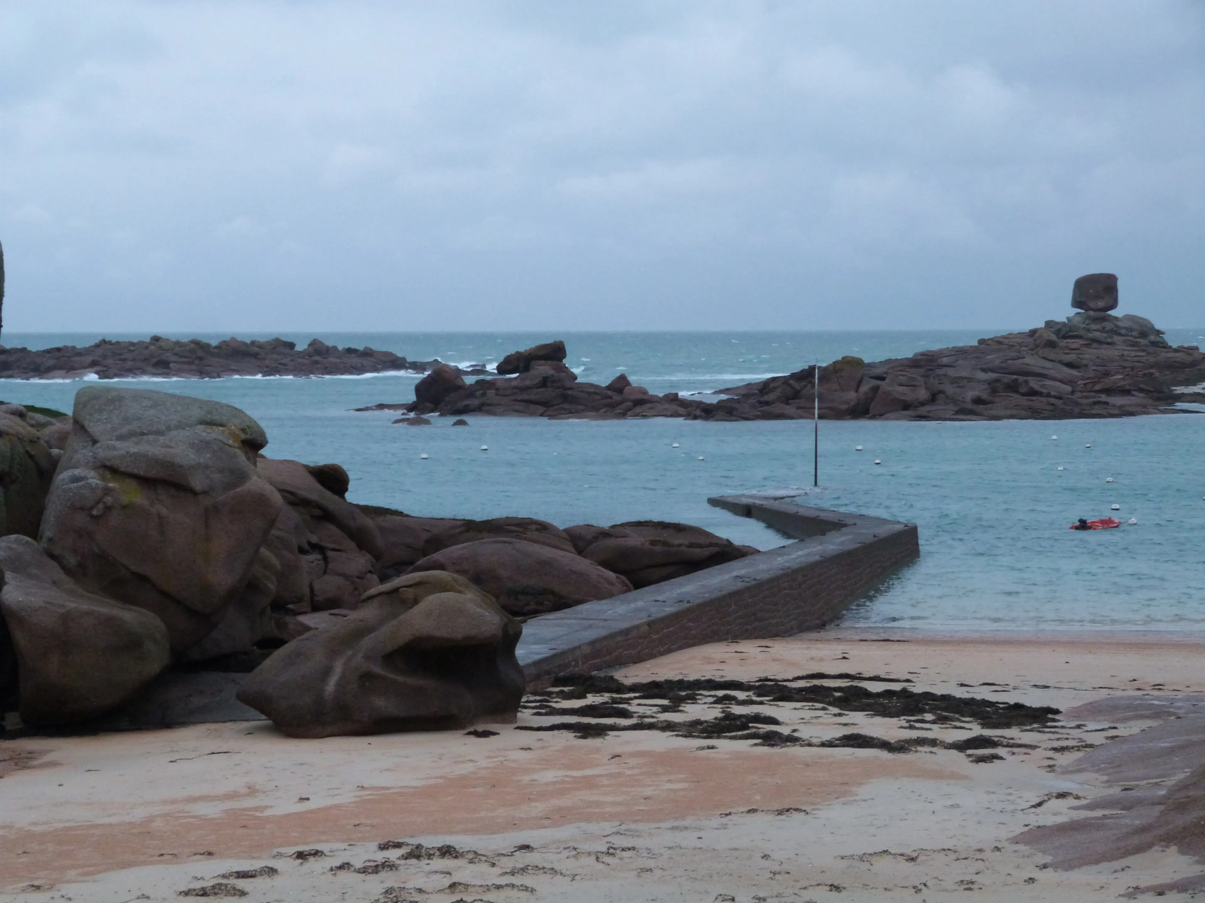 La plage du Coz-Pors à Trégastel et ses blocs de granit