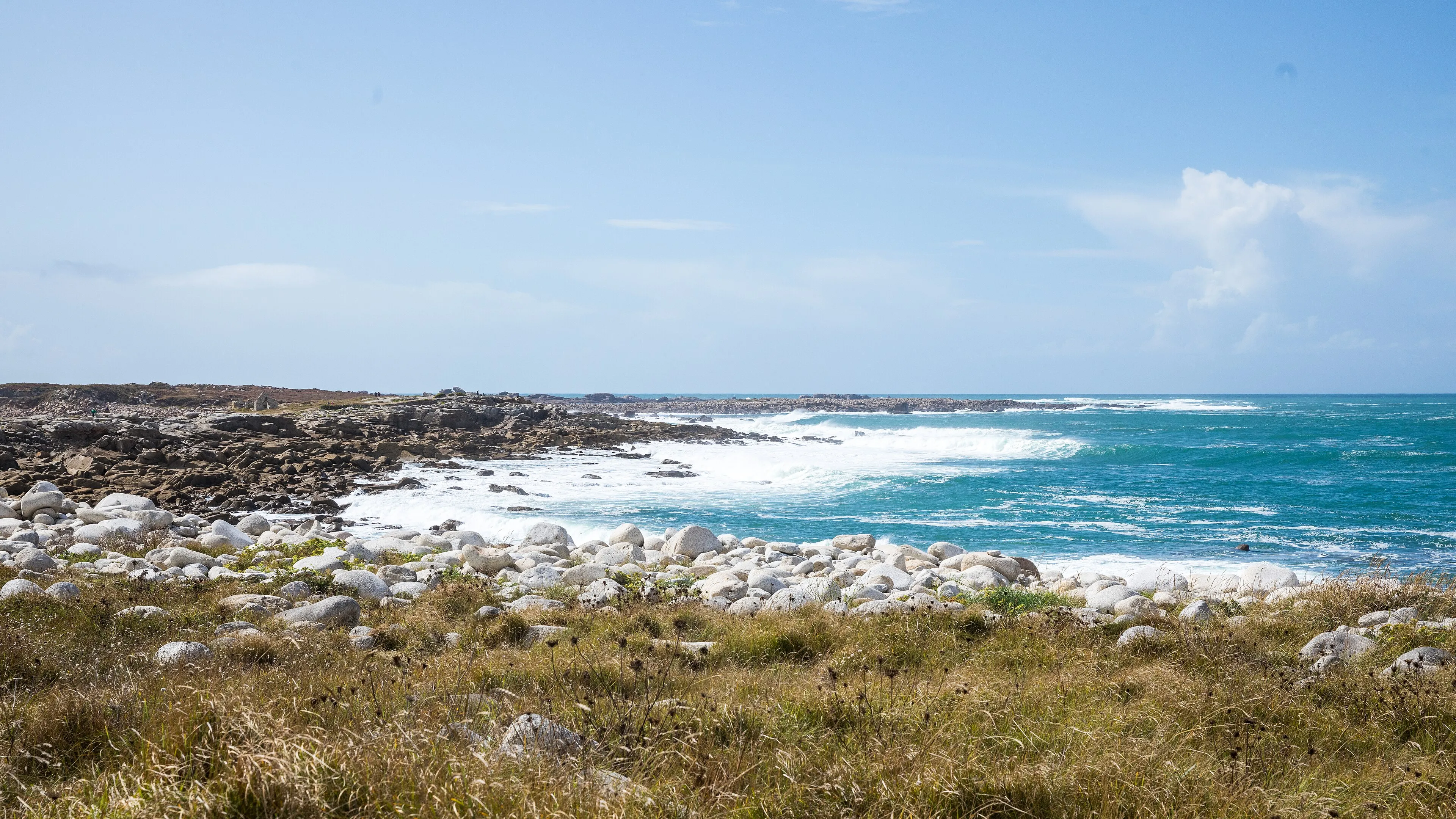 La côte sauvage de l’Île Grande, galets et mer turquoise