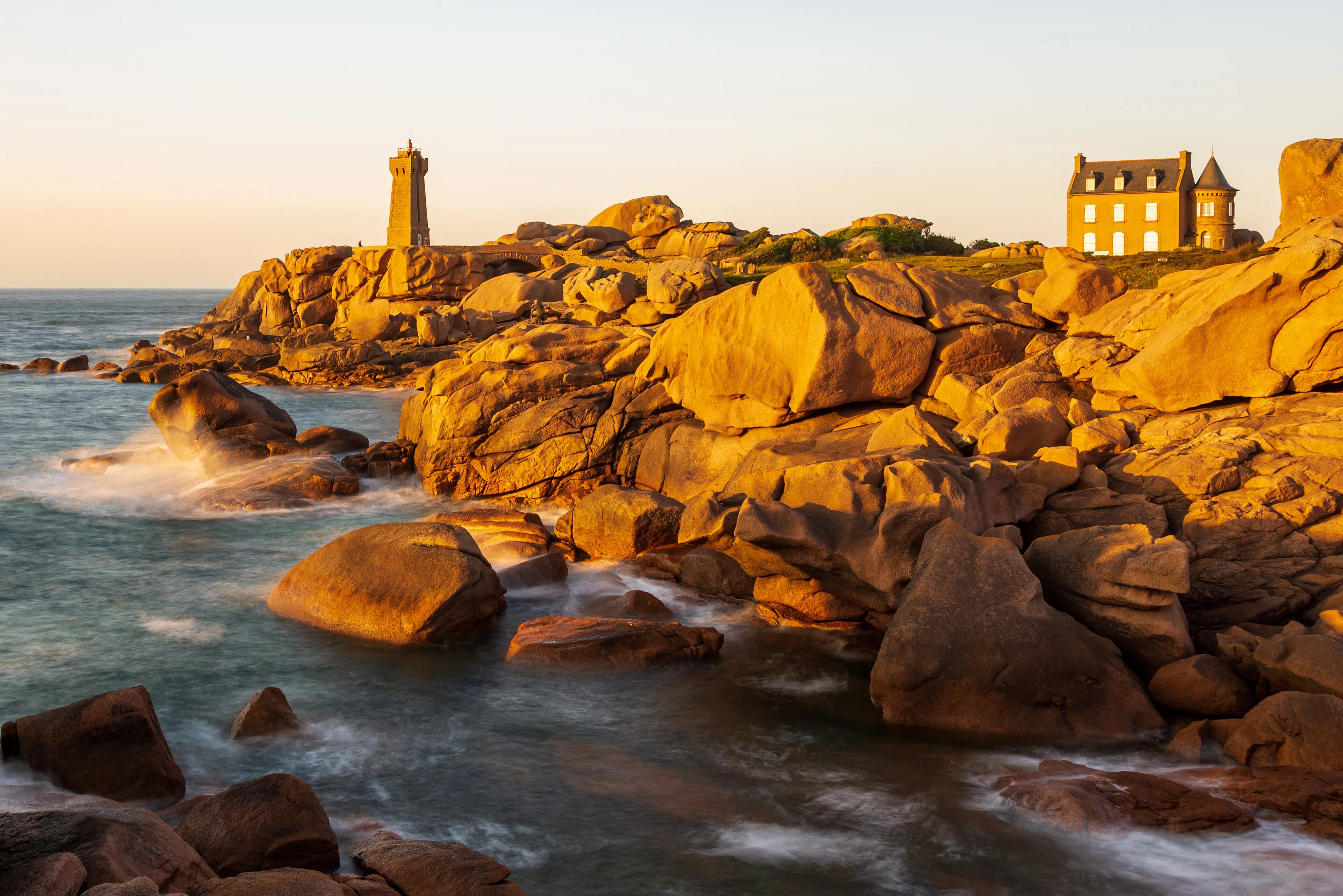 Les rochers de granit rose et le phare de Mean Ruz à Ploumanac’h, au soleil couchant