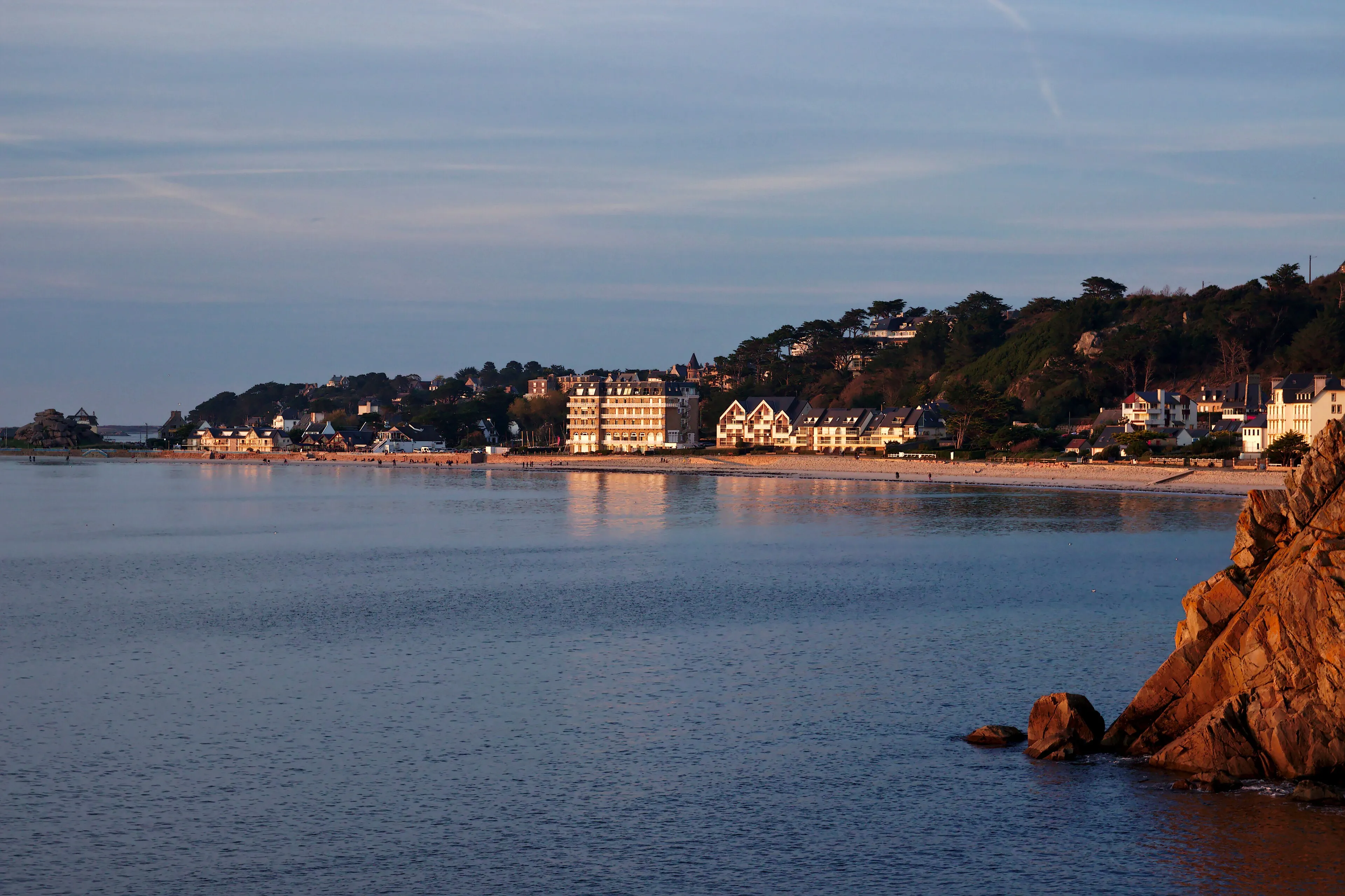 La plage de Tresmeur et la baie de Trébeurden au crépuscule