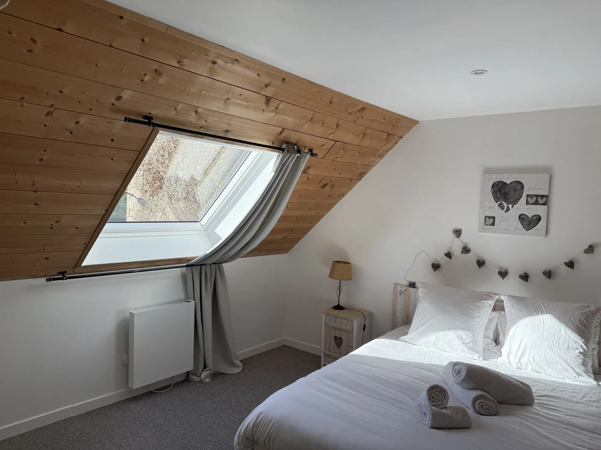 La chambre au lit double, sous la charpente en bois