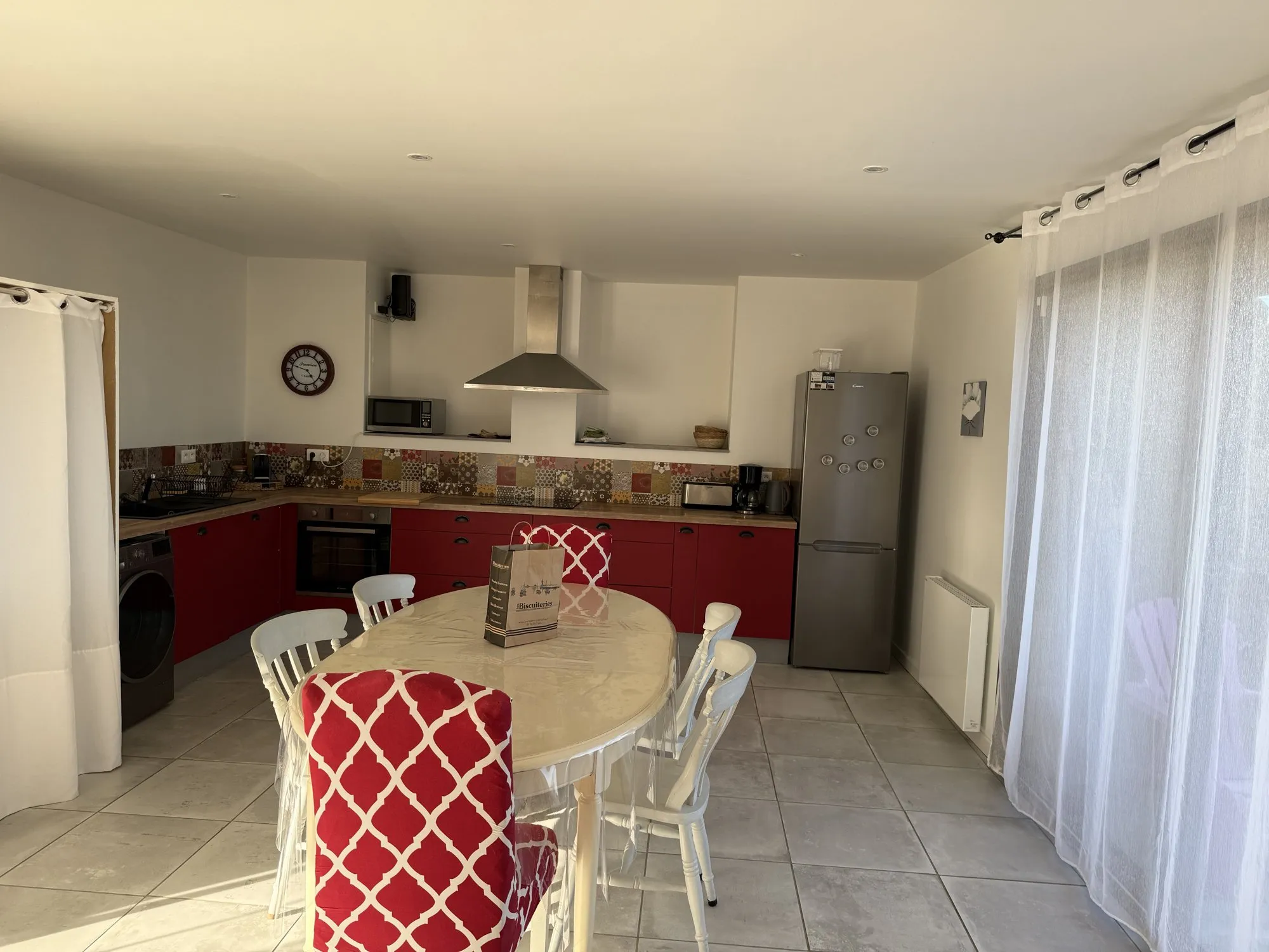 La cuisine et la table ovale du Cottage